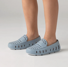 Load image into Gallery viewer, Powder Blue/Bright White Prodigy Driver Foam Shoe by Floafers
